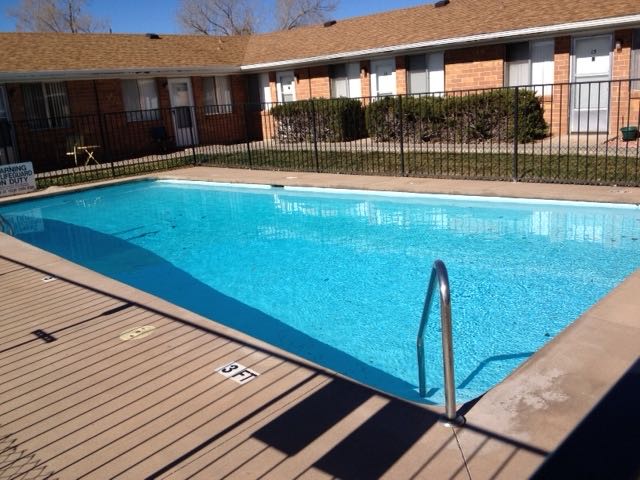 Seasonal swimming pool with fenced deck